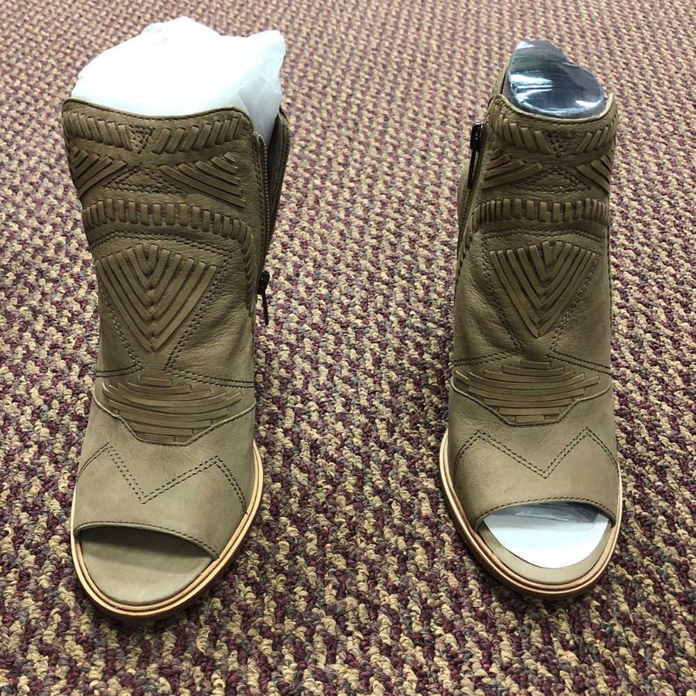 Vince camuto tan sandle booties